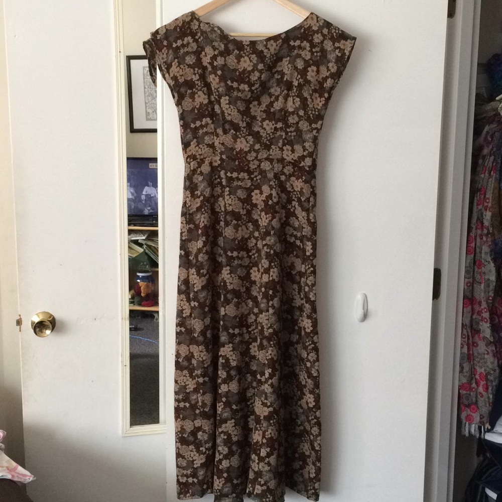 Ethically-made linen 90s inspired maxi dress.